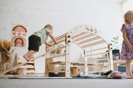 Kinder spielen auf einem Pikler Gerat