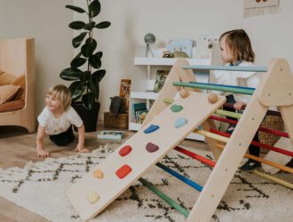 Kinder spielen auf Pikler Dreieck