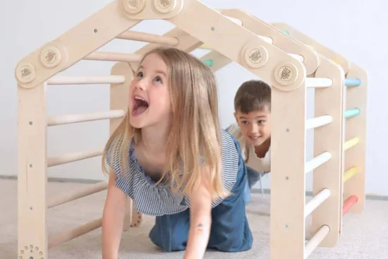 Kinder klettern und bewegen sich am Gerät