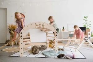 Kinder spielen auf einem nachhaltigem Kletterset aus Holz