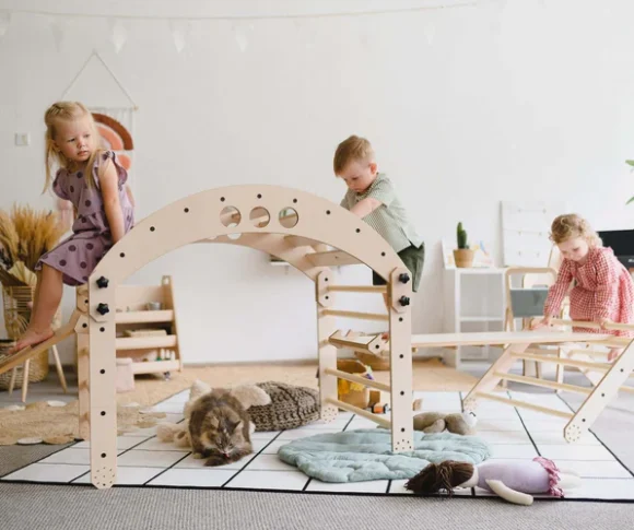 Kinder spielen auf einem nachhaltigem Kletterset aus Holz
