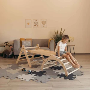 Kind spielt auf einem Kletterset aus Holz - Klettertrends 2025