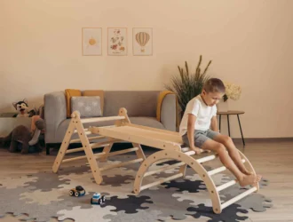 Kind spielt auf einem Kletterset aus Holz - Klettertrends 2025