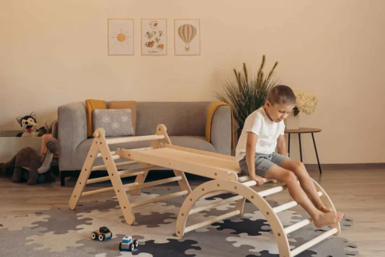 Kind spielt auf einem Kletterset aus Holz - Klettertrends 2025